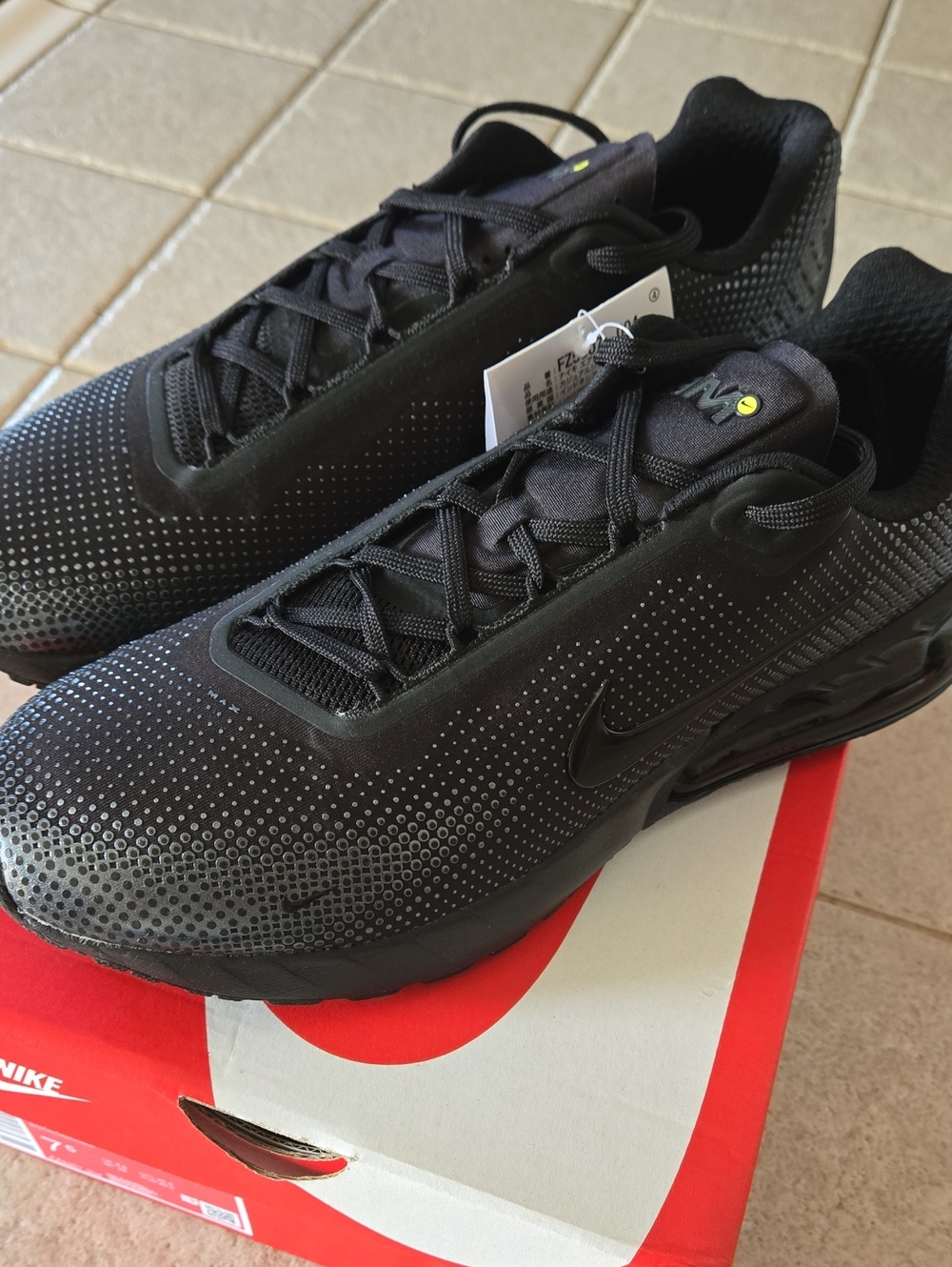 Nike Men’s Black Air MAX Phoenix
